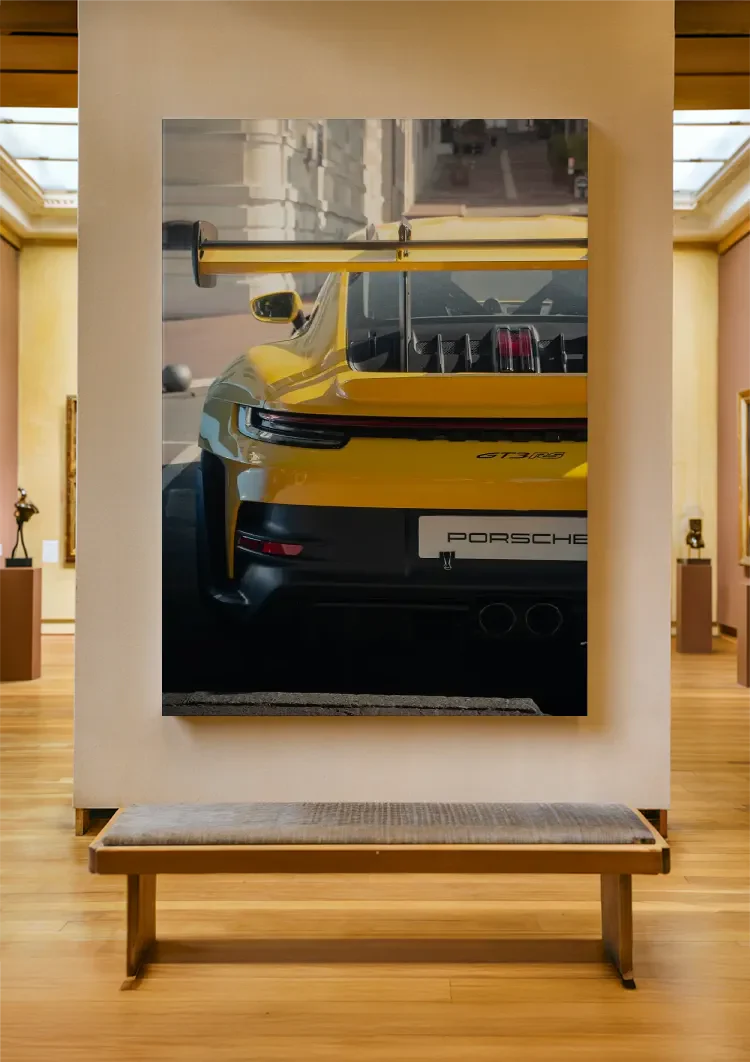 Gele Porsche GT3 RS Achterkant Stadsstraat Schilderij