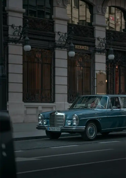 Vintage blaues Auto in der Dämmerung Leinwandbild in Blau- und Brauntönen
