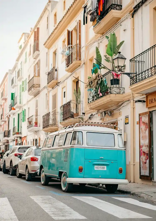 Türkiser Retrobus Leinwandbild in Türkis und warmen Tönen, mediterrane Atmosphäre.