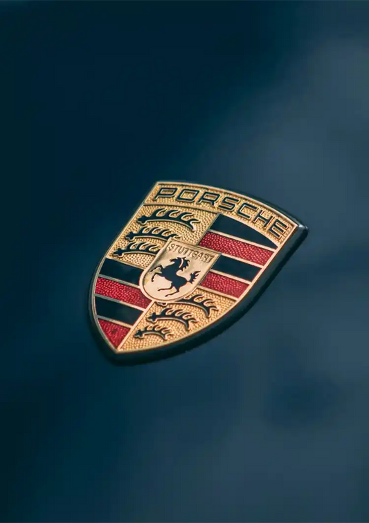 Gouden autologo op donkerblauw canvas schilderij in goud, rood en donkerblauw