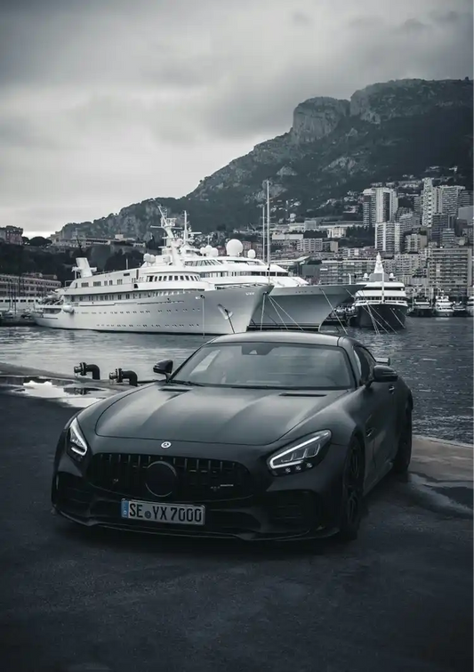 Zwarte sportwagen canvas schilderij aan de haven van Monaco, met jachten op de achtergrond