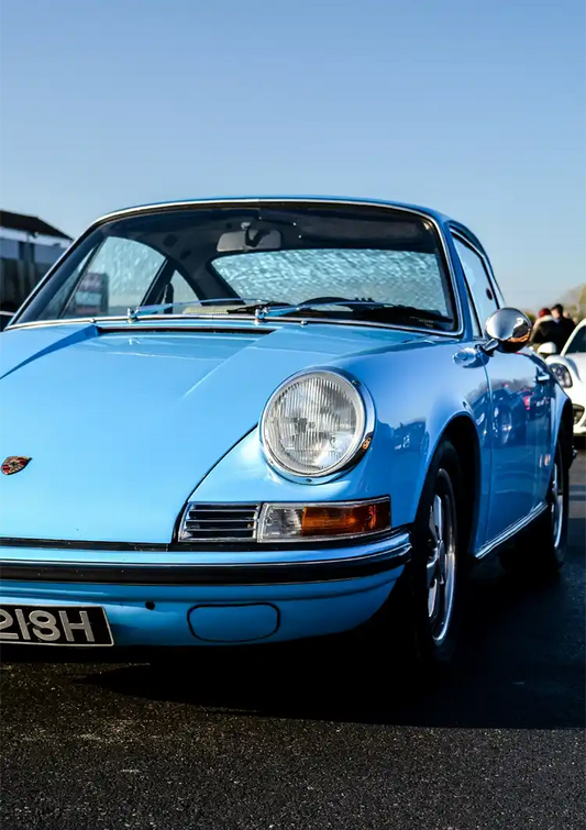 Vintage Sportwagen Leinwandbild in Hellblau mit sonnigem Himmel
