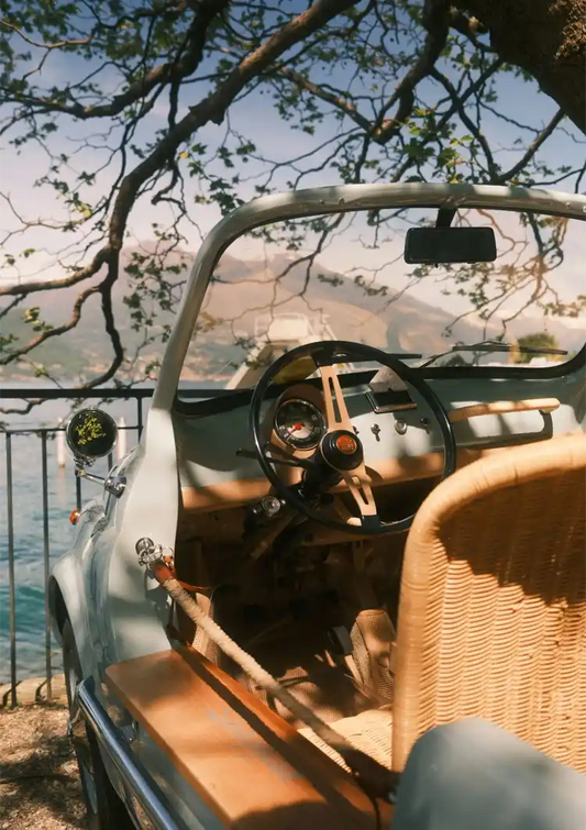 Vintage-Cabrio Leinwandbild in Beige, Braun und Olivgrün, italienische Sommerstimmung.