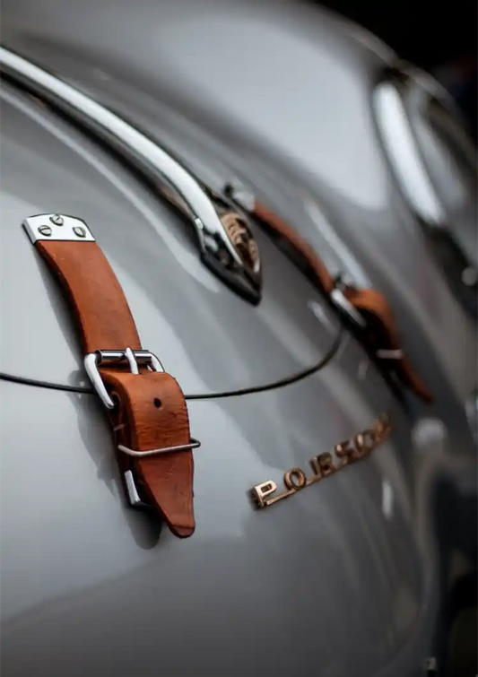 Vintage Emblem mit Lederriemen Leinwandbild in Silbergrau und Braun, klassischer Stil.
