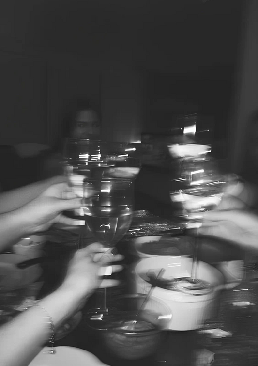 Wznoszące toast dłonie z kieliszkami wina obraz na płótnie w czerni i bieli, w stylu fotograficznym