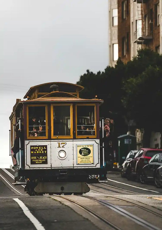Obraz na płótnie z tramwajem linowym z San Francisco na stromym wzgórzu w złocistych tonach
