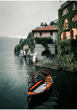 Oranje Roeiboot Comomeer Italiaanse Villa Klimop Bewolkte Lucht Canvas Schilderij