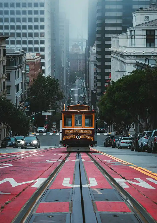 Żółty tramwaj linowy obraz na płótnie na mglistej ulicy w San Francisco