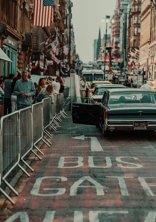 Retro amerikanische Straße Leinwandbild mit einem Oldtimer und einer Flagge