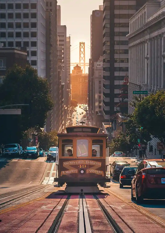Tramwaj linowy San Francisco obraz na płótnie w kolorach żółtym, pomarańczowym i brązowym.
