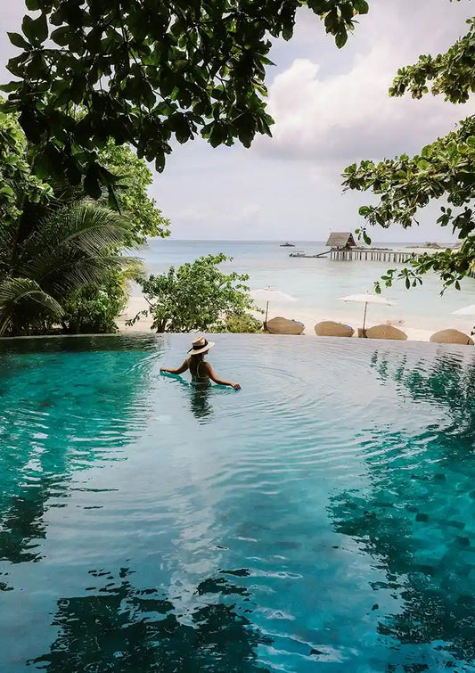 Vrouw Turquoise Infinity Pool Tropisch Palmbomen Zeezicht Canvas Schilderij