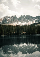 Ruhiger Bergsee mit Tannenwald und Berggipfeln Leinwandbild