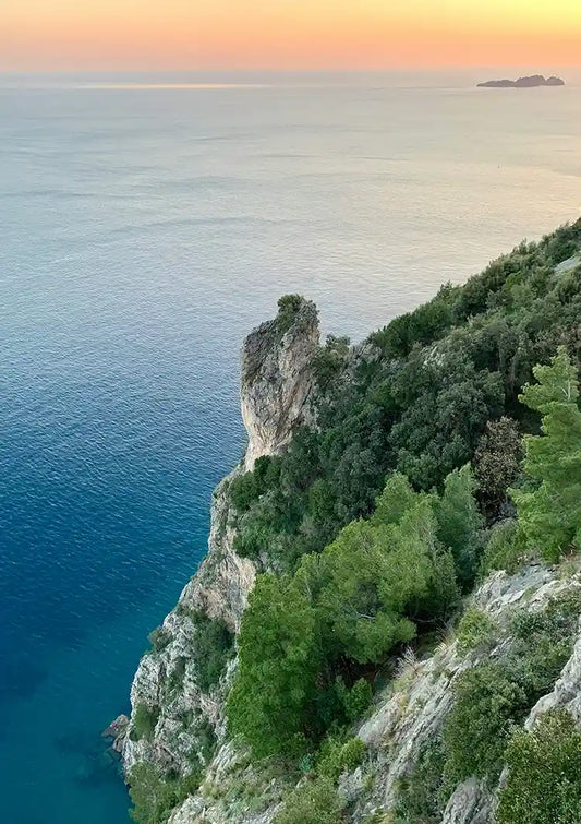 Groene Kliffen Blauwe Zee Mediterraan Kustlandschap Canvas Schilderij