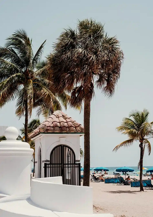 Hoge Palmbomen bij Wit Gebouw en Blauwe Zee Fort Lauderdale Canvas Schilderij