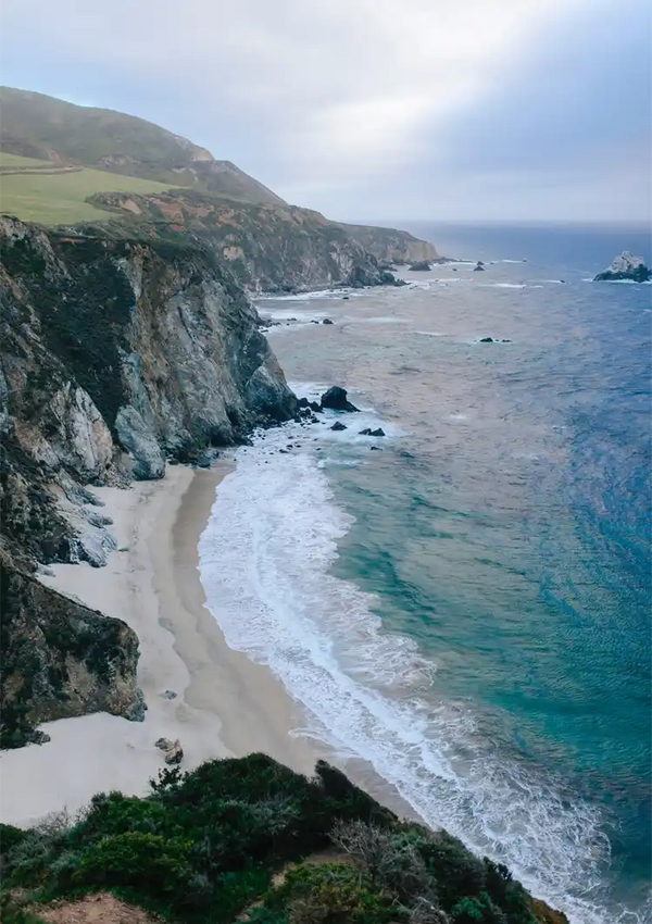 Dramatische Klippen am Meer mit verstecktem Strand Küstenmalerei