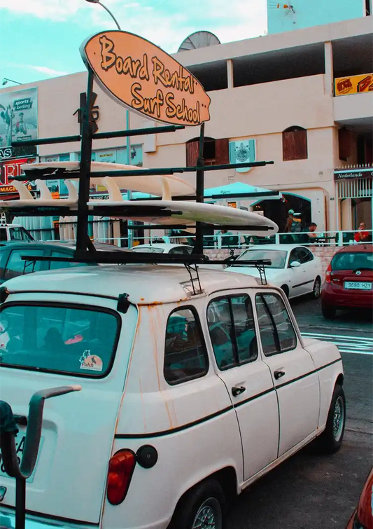 Vintage Auto mit Surfwerbung Leinwandbild in Türkis und Orange
