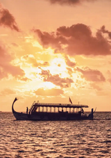 Boot Silhouette Goldener Sonnenuntergang Orangefarbener Wolkenhimmel Wasser Romantisches Leinwandbild