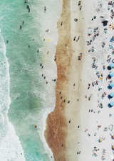 Gedruckter Strand Blick von oben mit Schwimmern und Sonnenschirmen Leinwandbild
