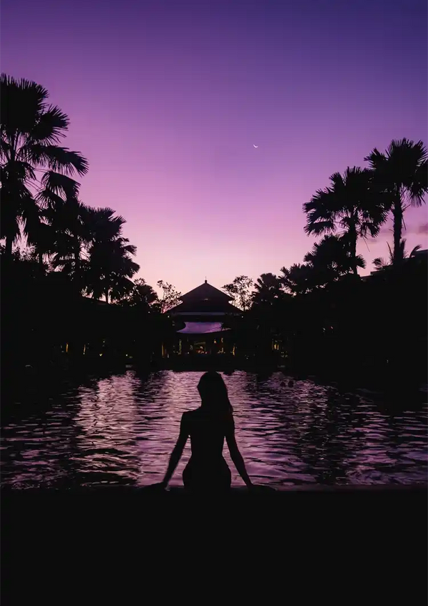 Frauensilhouette am Pool Lila Dämmerung mit Palmen Gemälde