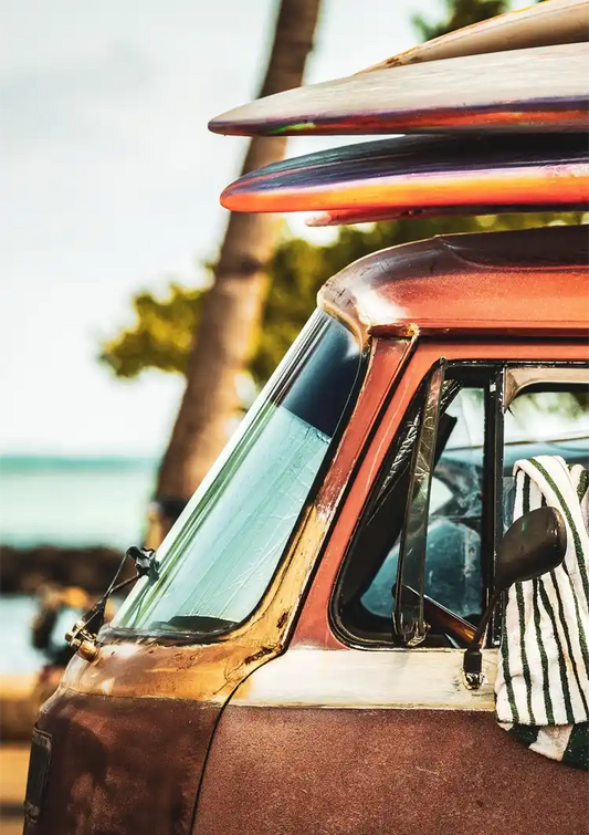 Vintage-Bus mit Surfbrettern Leinwandbild in Beige- und Türkistönen