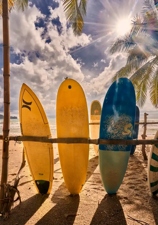 Kleurrijke surfplanken canvas schilderij in geel, blauw en oranje, op een tropisch strand