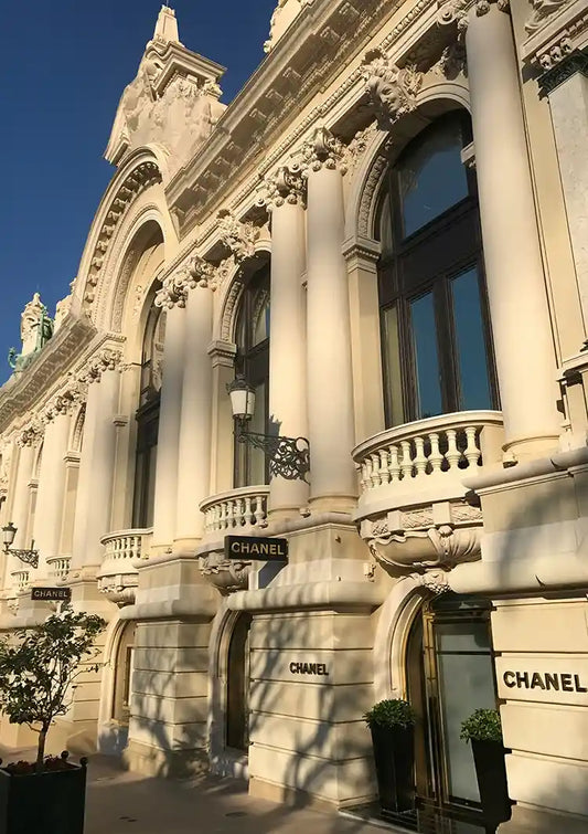 Luksusowy sklep w klasycznym budynku obraz na płótnie w kolorach niebieskim i szarym, w stylu old money