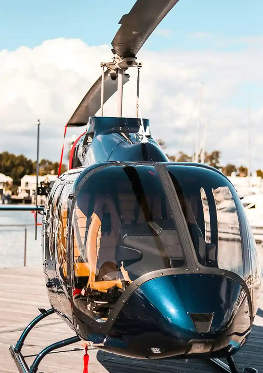 Helikopter bij de steiger canvas schilderij bij rustig water in blauw en beige tinten