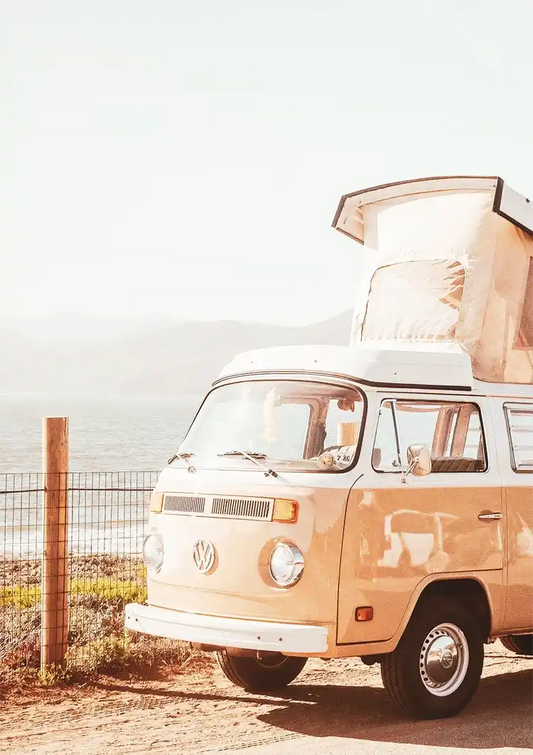 Vintage Campingbus Leinwandbild am Strand bei Sonnenuntergang in warmen Farben