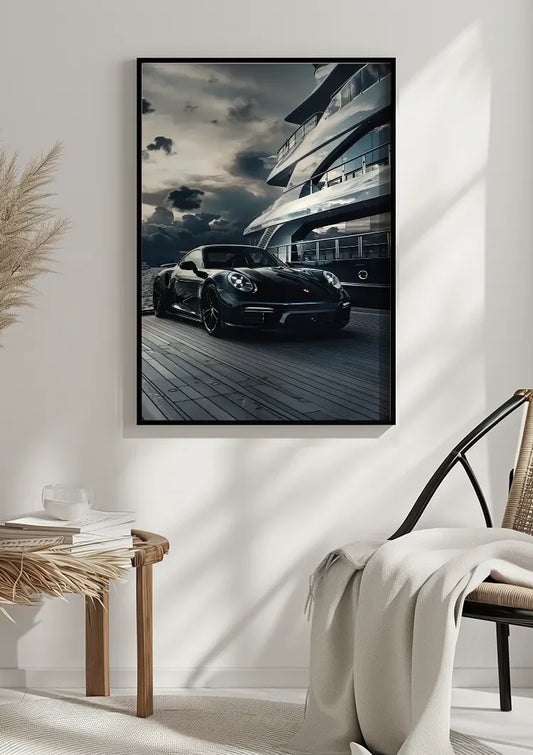 Schwarzer Porsche 911 am Yachthafen – Dramatischer Himmel – Gemälde