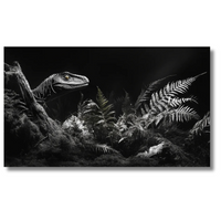 Velociraptor in schaduwrijke jungle met varens en zachte lichtaccenten - Canvas wanddecoratie