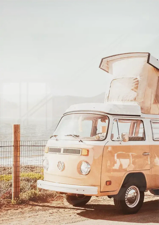 Vintage Campingbus am Strand Leinwandbild über dem Bett im Schlafzimmer