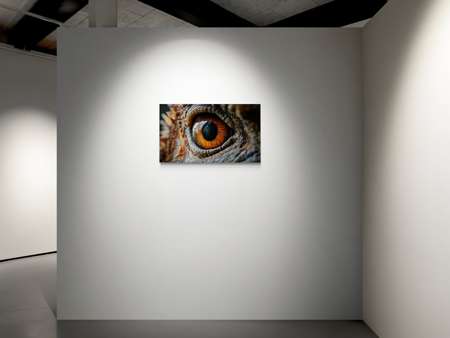 Close-up van een dinosaurusoog met oranje iris en huidtextuur – Canvas wanddecoratie