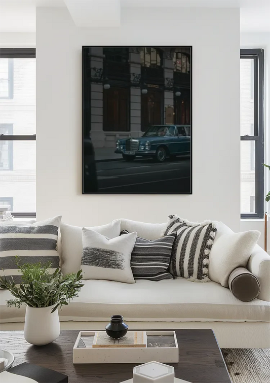 Vintage blaues Auto in der Dämmerung Leinwandbild über dem Bett im Schlafzimmer