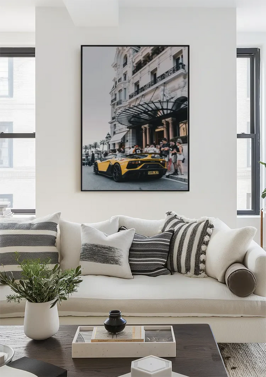 Gele sportwagen bij een luxehotel canvas schilderij boven het bed in de slaapkamer