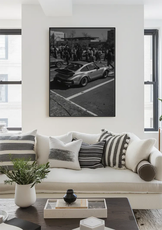 Silberner Porsche 911 Carrera Schwarz-Weiß Autoshow Straßenfotografie Gemälde