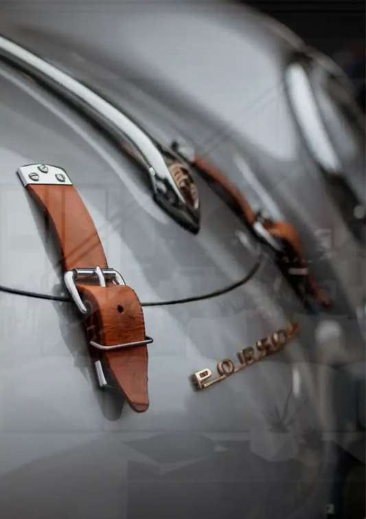 Vintage Emblem mit Lederriemen Leinwandbild über dem Bett im Schlafzimmer.