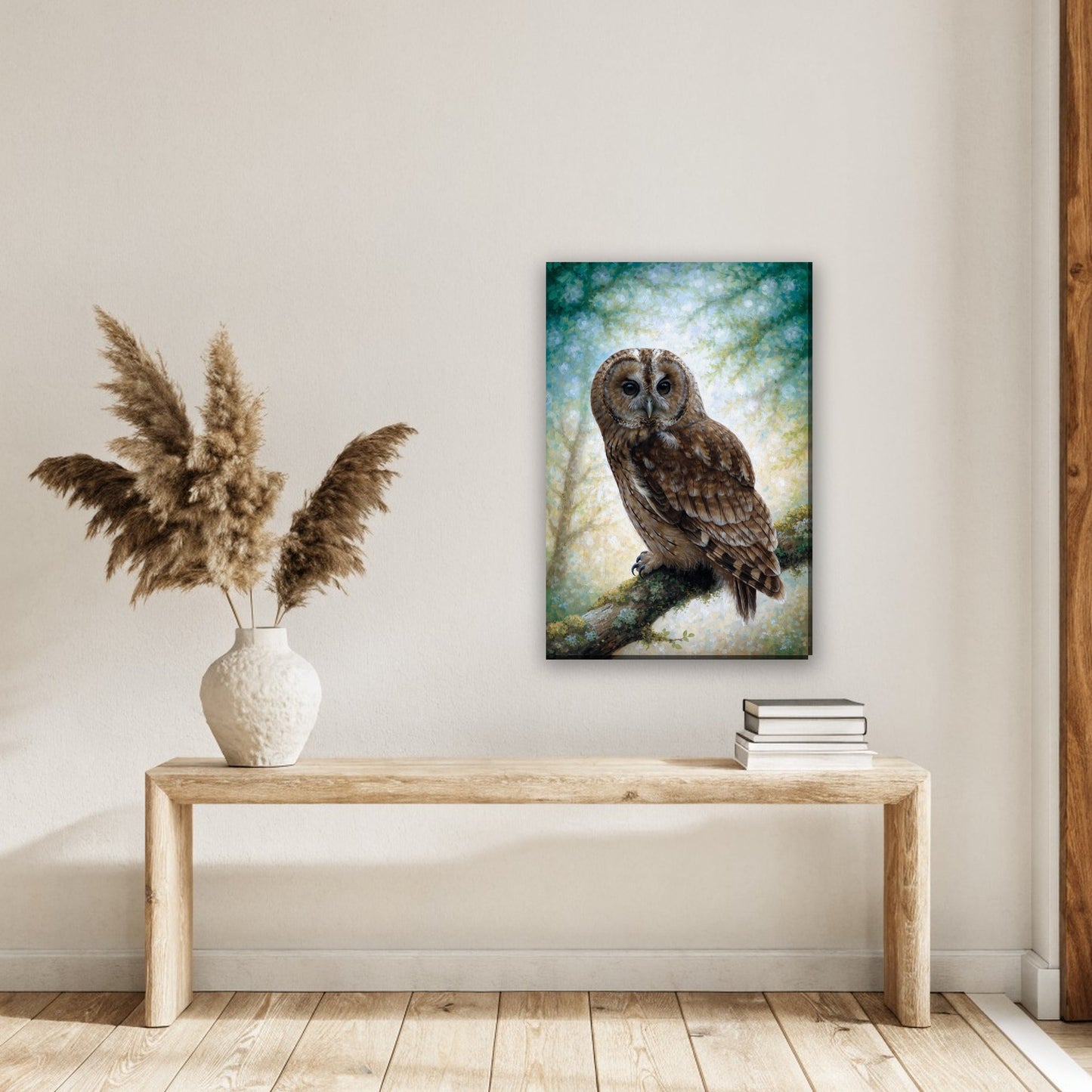 Bosuil op tak canvas schilderij aan de muur in de hal boven een houten bank