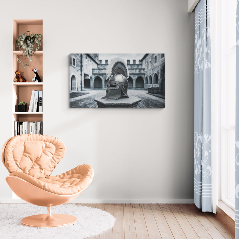 Zilveren helm tentoongesteld in historische binnenplaats - Canvas wandkunst