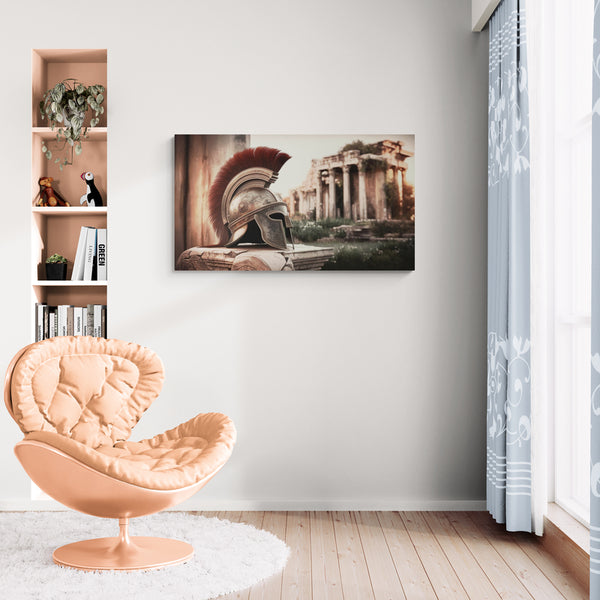 Römischer Helm vor antiken Ruinen im sanften Licht des Sonnenuntergangs