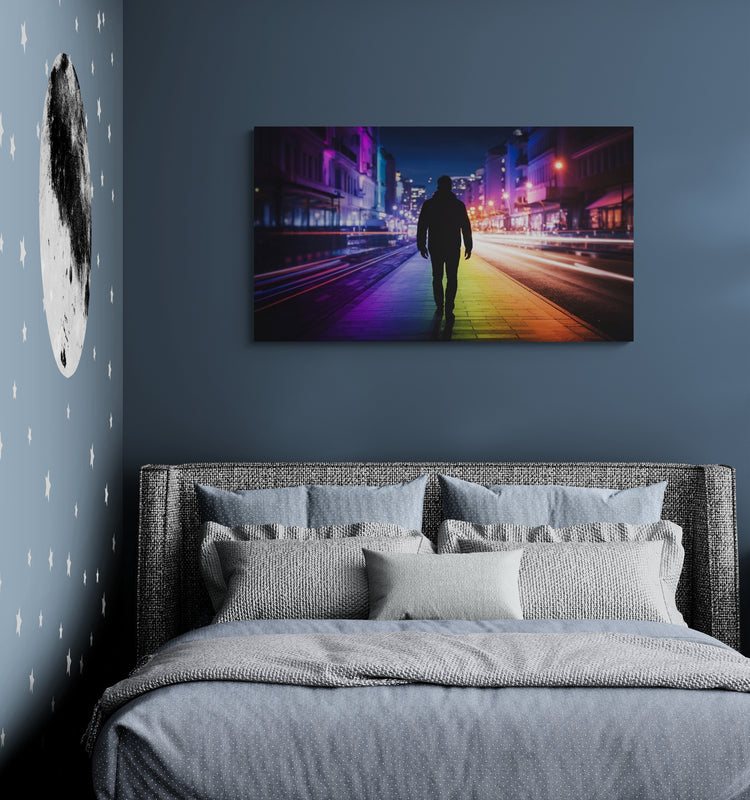 Man loopt 's nachts op een neonkleurige stadsstraat – Canvas wandkunst