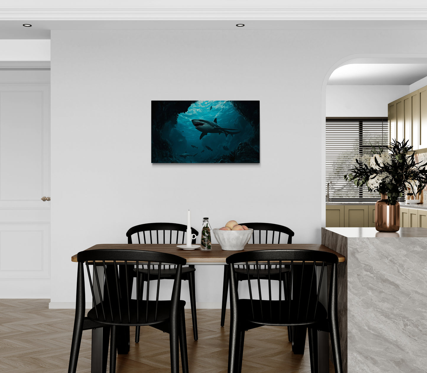 Haai zwemt door diepe oceaangrot omringd door vissen en licht - Canvas wanddecoratie