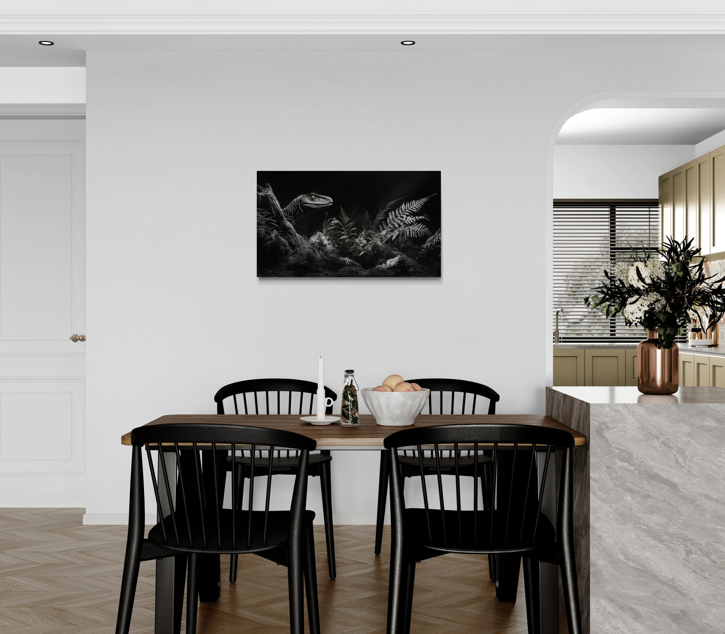 Velociraptor in schaduwrijke jungle met varens en zachte lichtaccenten - Canvas wanddecoratie