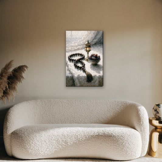 Gebedskralen en lantaarn canvas schilderij aan de muur boven de bank in de woonkamer