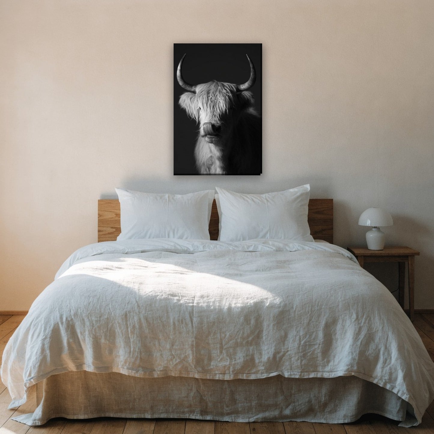 Hooglander in zwart wit canvas schilderij aan de muur boven het bed in de slaapkamer