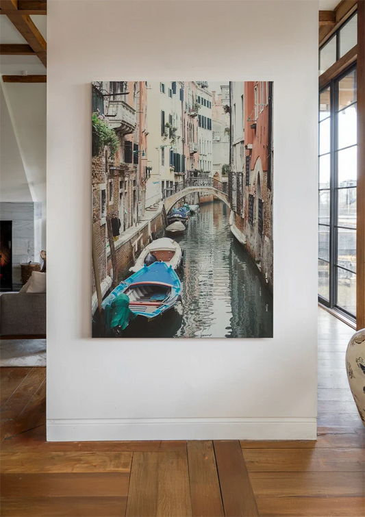 Venetiaans kanaal met kleurrijke gevels canvas schilderij boven het bed in de slaapkamer