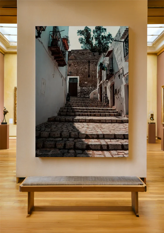 Oude Keienstenen Trap tussen Witte Mediterrane Gebouwen Canvas Schilderij