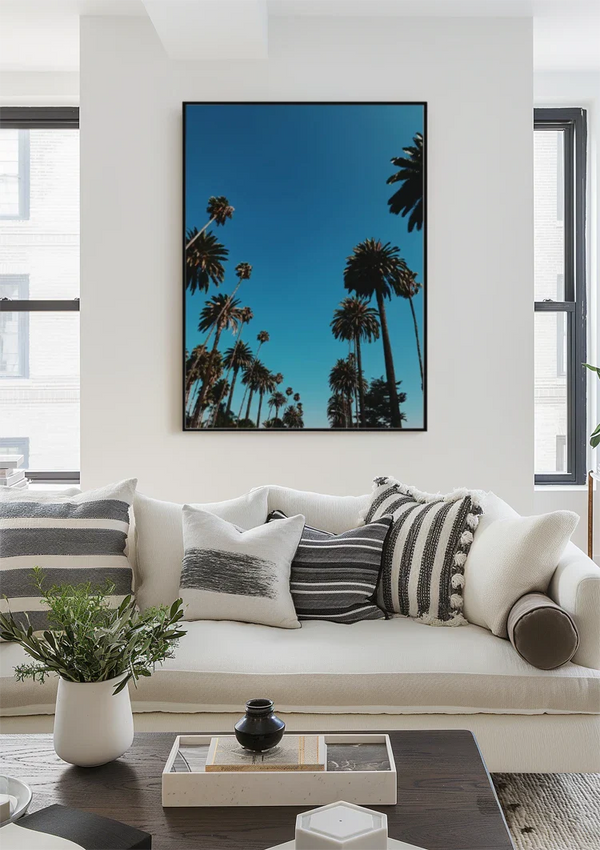 Hohe Palmen reichen in den klaren blauen Himmel, sonniger Tag, Gemälde