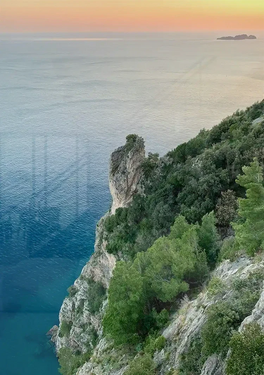 Groene Kliffen Blauwe Zee Mediterraan Kustlandschap Canvas Schilderij