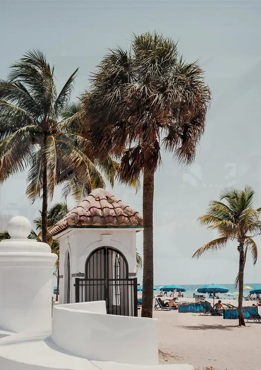 Hoge Palmbomen bij Wit Gebouw en Blauwe Zee Fort Lauderdale Canvas Schilderij