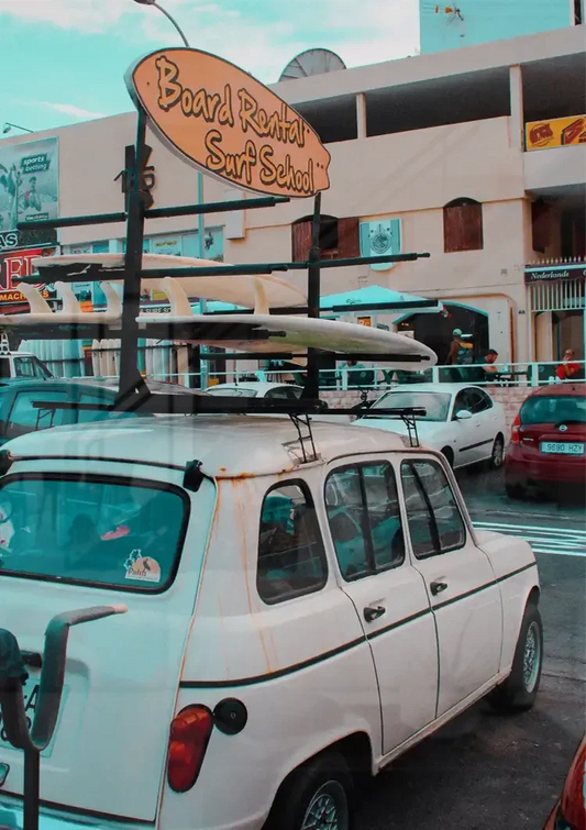 Vintage Auto mit Surfwerbung Leinwandbild an der Wand im Schlafzimmer